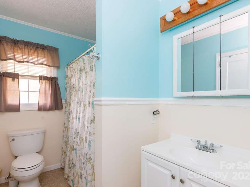 1115 Old Thompson Avenue, Lancaster, SC 29720.  MLS# CAR4249647, YatesRealty ID 15154. Bath with tub