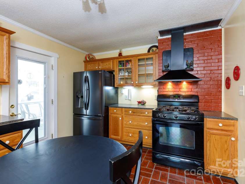 1115 Old Thompson Avenue, Lancaster, SC 29720.  MLS# CAR4249647, YatesRealty ID 15154. Kitchen with gas stove