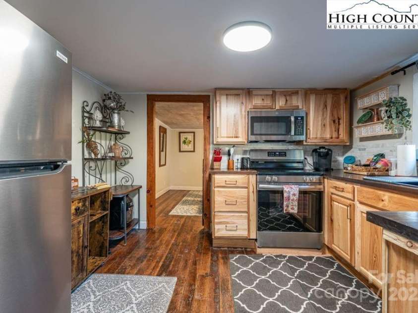 40 Painter Road, Banner Elk, NC 28604.  MLS# CAR4299402, YatesRealty ID 15156. 