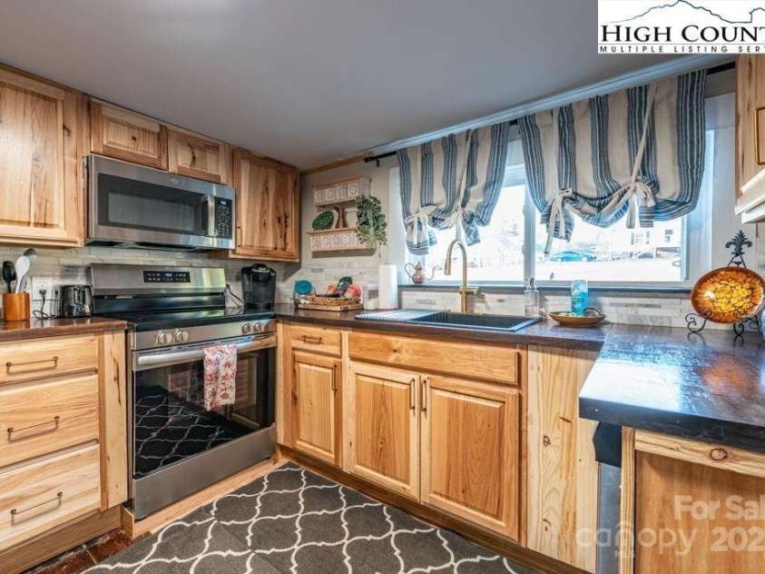 40 Painter Road, Banner Elk, NC 28604.  MLS# CAR4299402, YatesRealty ID 15156. 