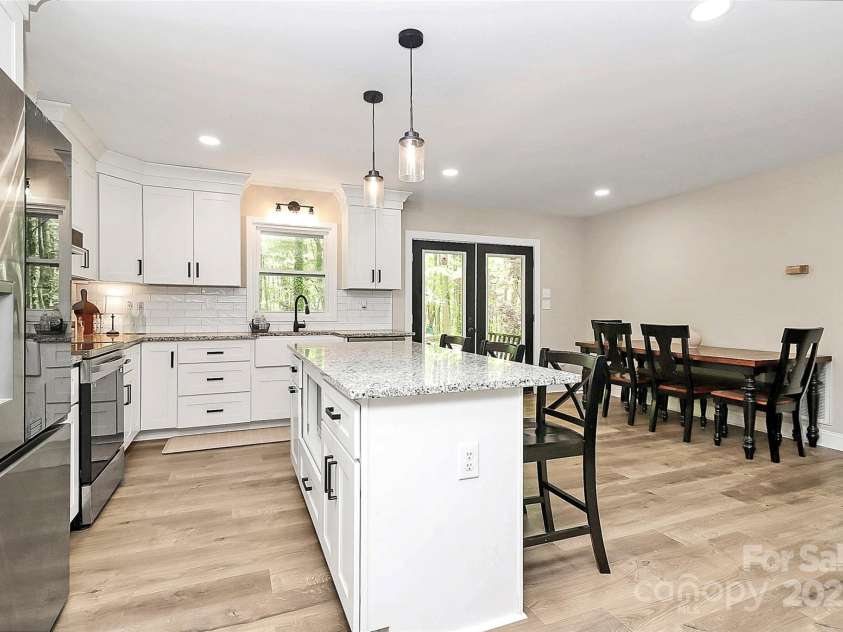 2780 China Grove Road, Kannapolis, NC 28083.  MLS# CAR4251597, YatesRealty ID 15157. Large island with extra cabintry