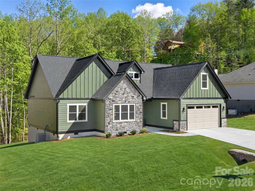 399 Crystal Heights Drive, Hendersonville, NC 28739.  MLS# CAR4349975, YatesRealty ID 15157. 