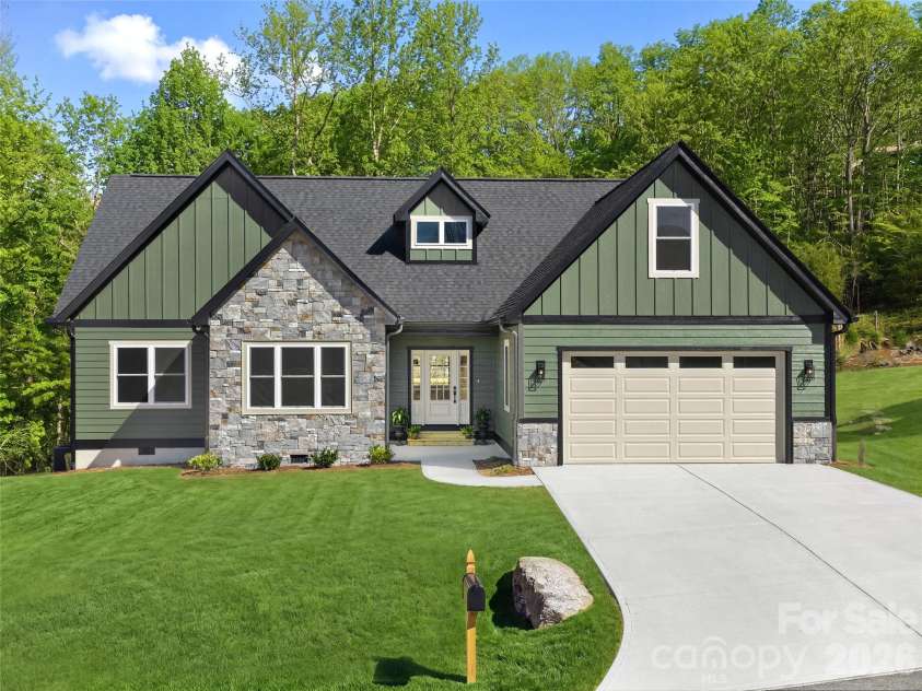 399 Crystal Heights Drive, Hendersonville, NC 28739.  MLS# CAR4349975, YatesRealty ID 15157. 