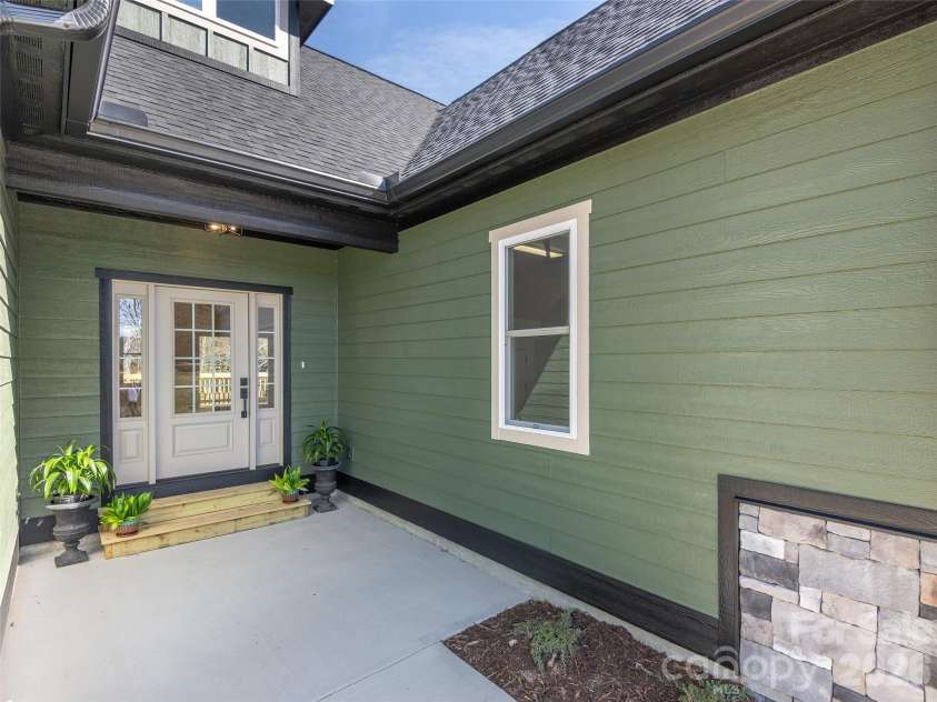 399 Crystal Heights Drive, Hendersonville, NC 28739.  MLS# CAR4349975, YatesRealty ID 15157. 