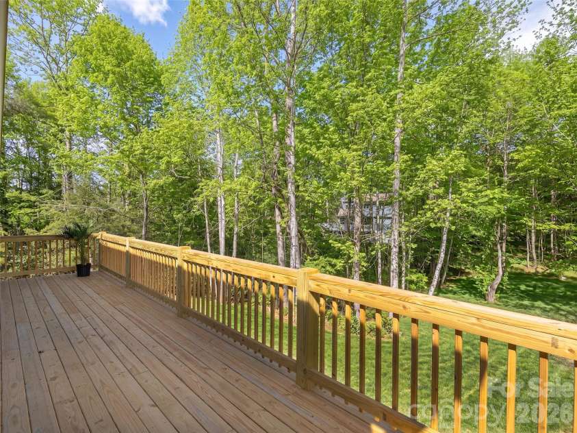 399 Crystal Heights Drive, Hendersonville, NC 28739.  MLS# CAR4349975, YatesRealty ID 15157. 