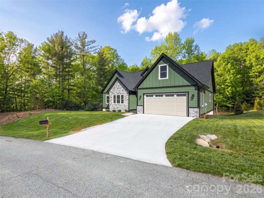399 Crystal Heights Drive, Hendersonville, NC 28739.  MLS# CAR4349975, YatesRealty ID 15157. 