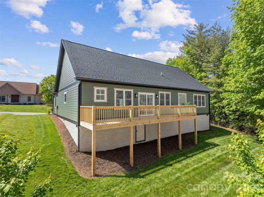 399 Crystal Heights Drive, Hendersonville, NC 28739.  MLS# CAR4349975, YatesRealty ID 15157. 