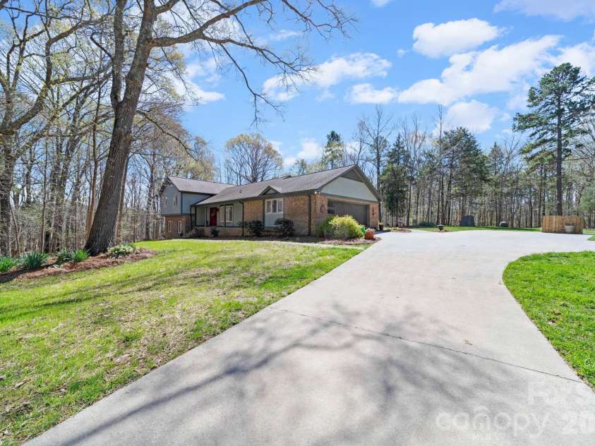 208 Falcon Drive, Concord, NC 28025.  MLS# CAR4359614, YatesRealty ID 15160. 