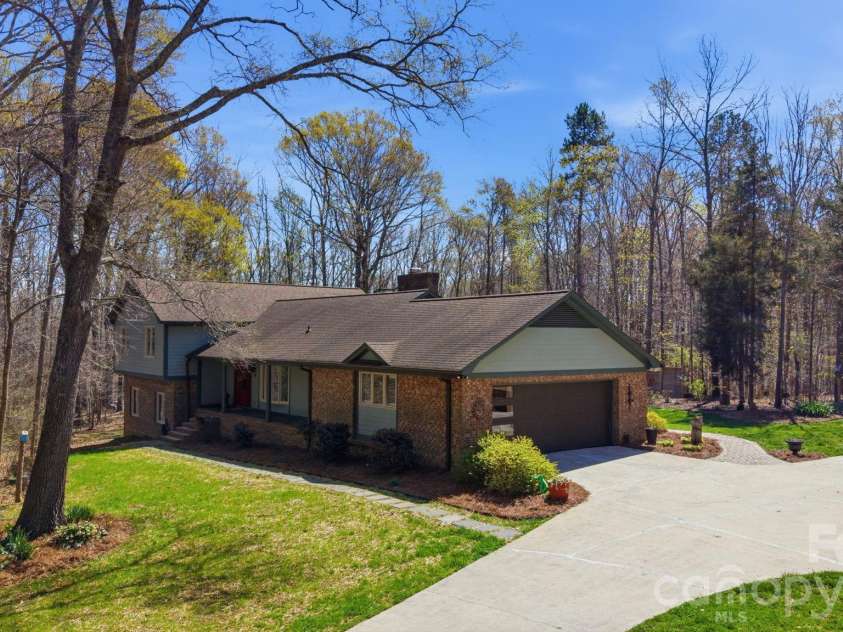 208 Falcon Drive, Concord, NC 28025.  MLS# CAR4359614, YatesRealty ID 15160. 