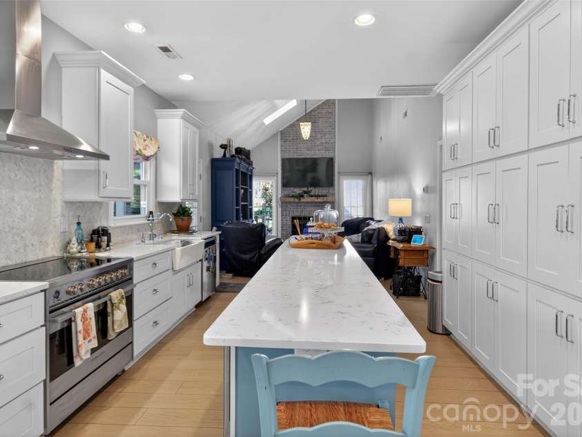8601 Walsham Drive, Charlotte, NC 28277.  MLS# CAR4364626, YatesRealty ID 15162. 