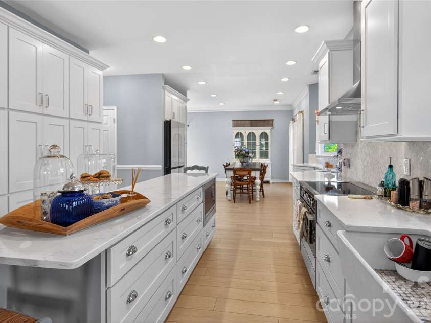 8601 Walsham Drive, Charlotte, NC 28277.  MLS# CAR4364626, YatesRealty ID 15162. 