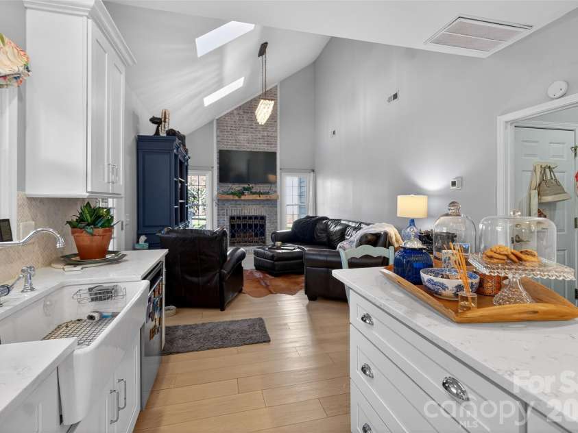 8601 Walsham Drive, Charlotte, NC 28277.  MLS# CAR4364626, YatesRealty ID 15162. Chefs Kitchen