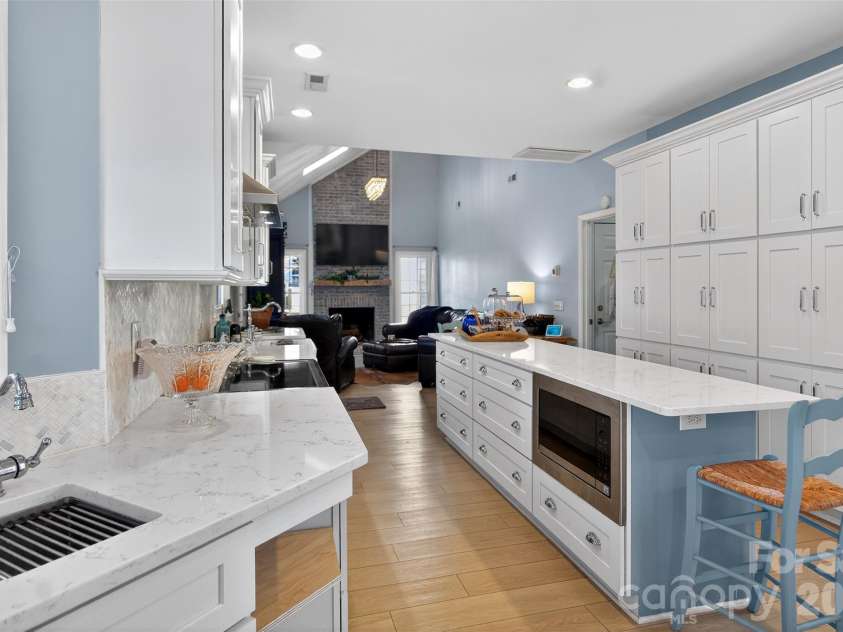 8601 Walsham Drive, Charlotte, NC 28277.  MLS# CAR4364626, YatesRealty ID 15162. Chefs Kitchen & Coffee Station