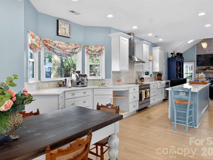 8601 Walsham Drive, Charlotte, NC 28277.  MLS# CAR4364626, YatesRealty ID 15162. Dining room