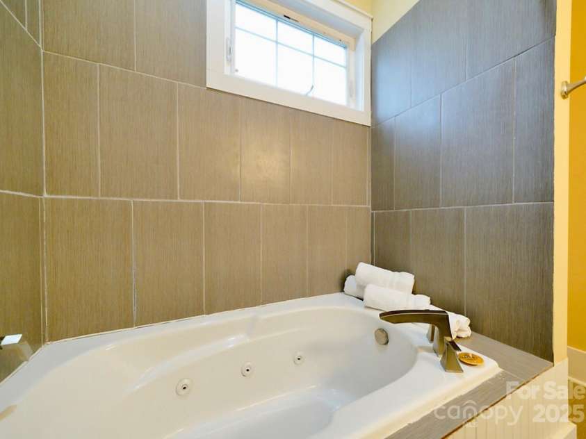 350 Marion Street, Rock Hill, SC 29730.  MLS# CAR4210905, YatesRealty ID 15163. Unit B Bath