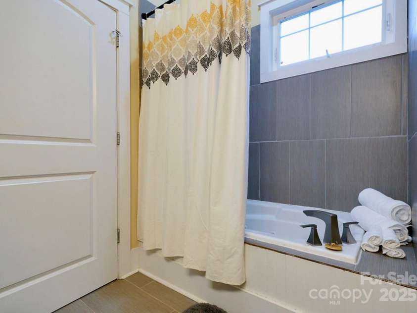 350 Marion Street, Rock Hill, SC 29730.  MLS# CAR4210905, YatesRealty ID 15163. Unit B Bath