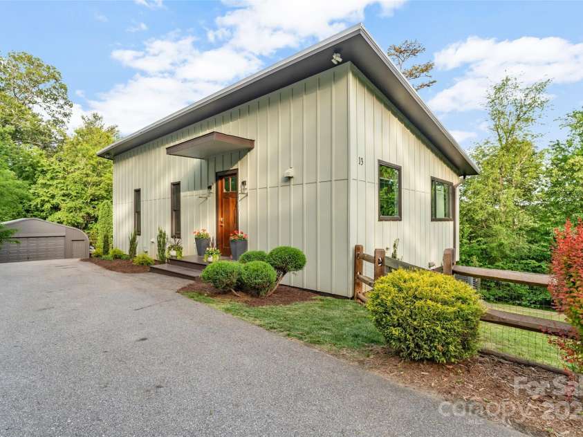 21, 13 Wild Pine Court, Leicester, NC 28748.  MLS# CAR4263038, YatesRealty ID 15165. Guest house