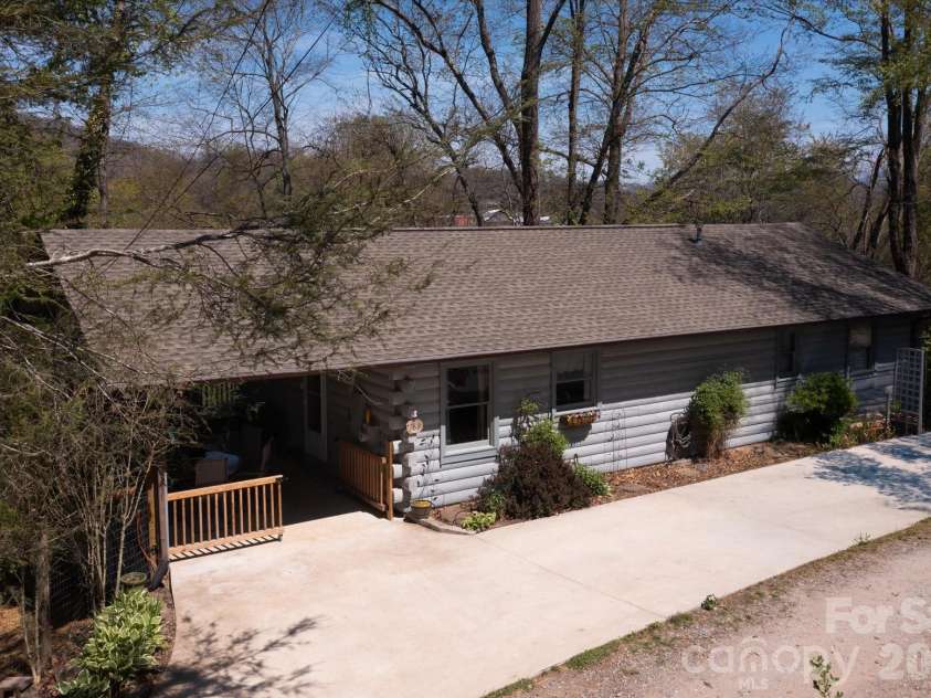 187 Cedarwood Drive, Waynesville, NC 28785.  MLS# CAR4368714, YatesRealty ID 15166. 187 Cedarwood