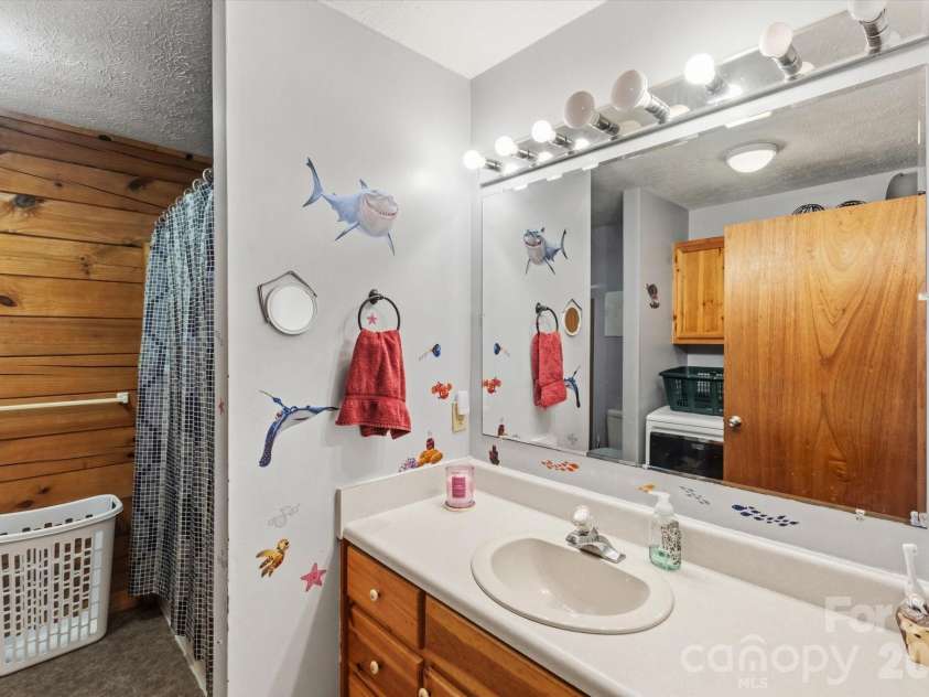 187 Cedarwood Drive, Waynesville, NC 28785.  MLS# CAR4368714, YatesRealty ID 15166. Hallway full bath