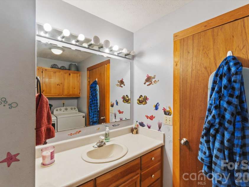187 Cedarwood Drive, Waynesville, NC 28785.  MLS# CAR4368714, YatesRealty ID 15166. Hallway full bath