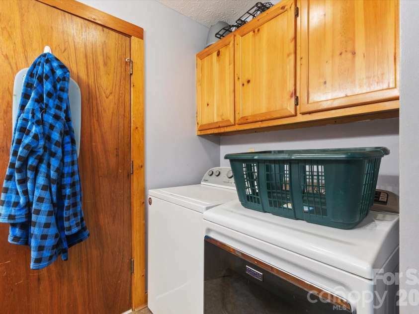 187 Cedarwood Drive, Waynesville, NC 28785.  MLS# CAR4368714, YatesRealty ID 15166. Laundry in hallway full bath