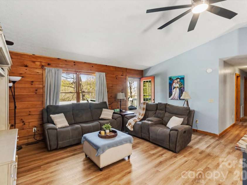 187 Cedarwood Drive, Waynesville, NC 28785.  MLS# CAR4368714, YatesRealty ID 15166. Living room