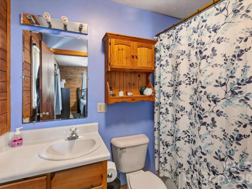 187 Cedarwood Drive, Waynesville, NC 28785.  MLS# CAR4368714, YatesRealty ID 15166. Primary en suite