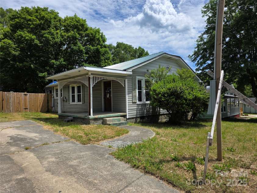 503 Reid Street, Thomasville, NC 27360.  MLS# CAR4259981, YatesRealty ID 15168. 