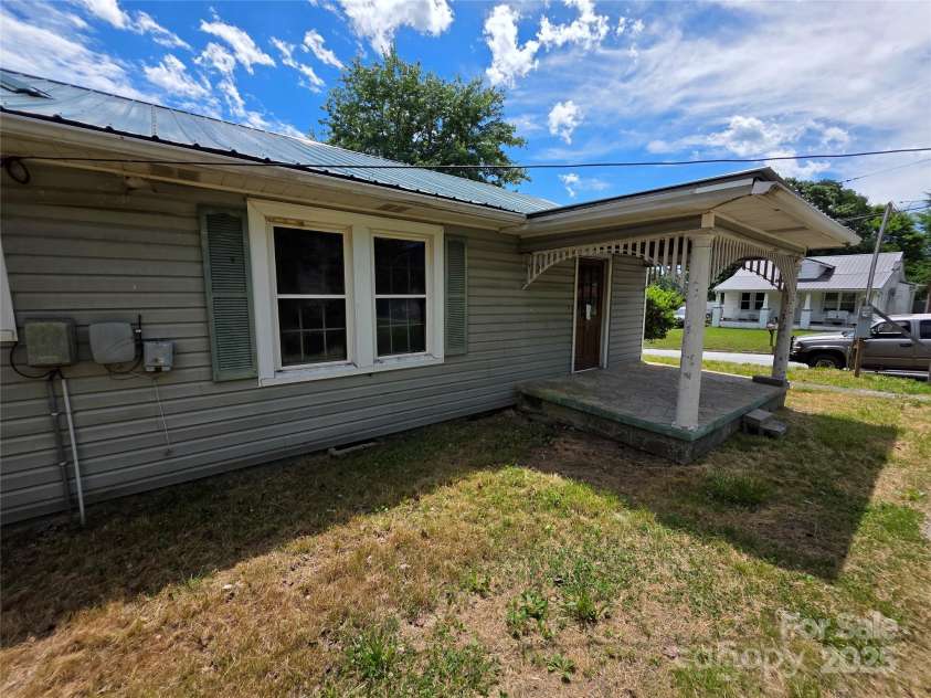 503 Reid Street, Thomasville, NC 27360.  MLS# CAR4259981, YatesRealty ID 15168. 