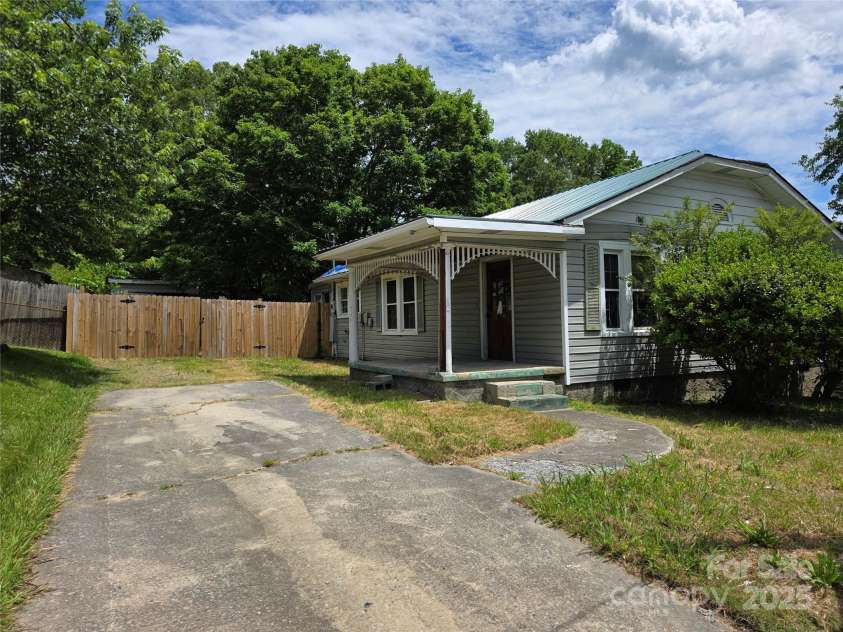 503 Reid Street, Thomasville, NC 27360.  MLS# CAR4259981, YatesRealty ID 15168. 