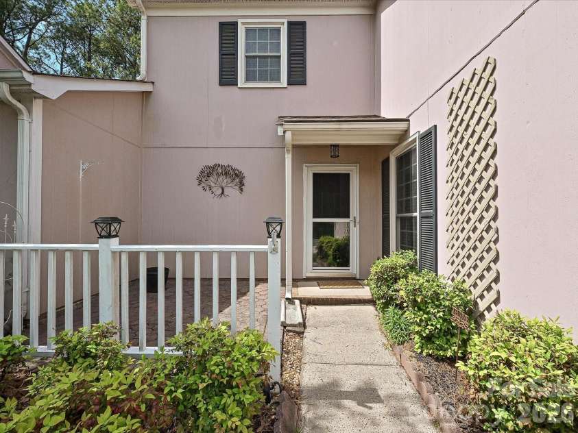 6816 Copernicus Circle, Charlotte, NC 28226.  MLS# CAR4363913, YatesRealty ID 15168. 