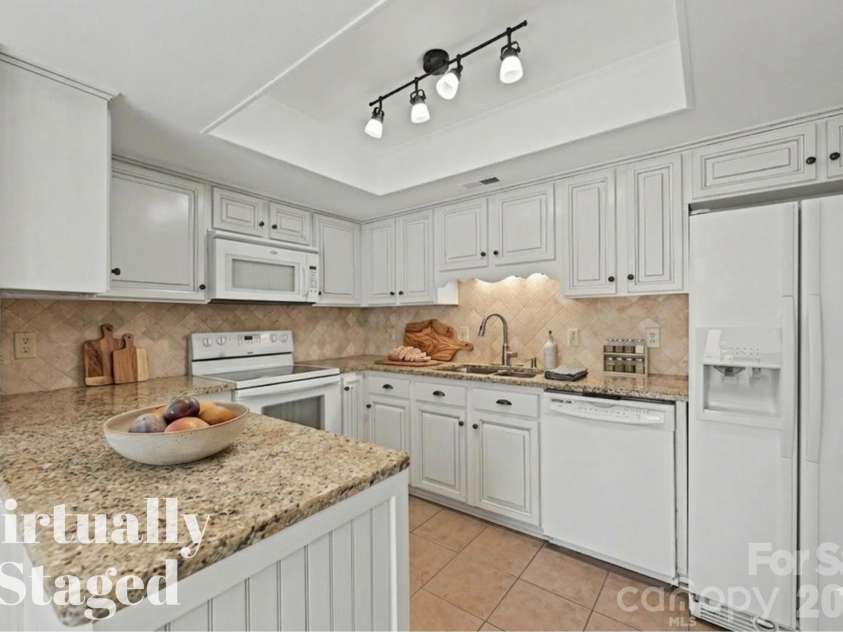 6816 Copernicus Circle, Charlotte, NC 28226.  MLS# CAR4363913, YatesRealty ID 15168. 