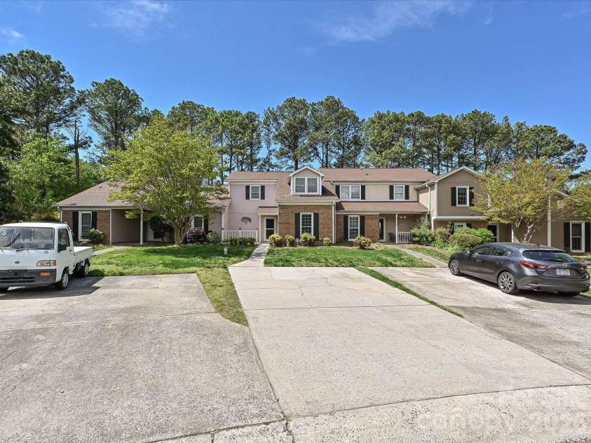 6816 Copernicus Circle, Charlotte, NC 28226.  MLS# CAR4363913, YatesRealty ID 15168. 