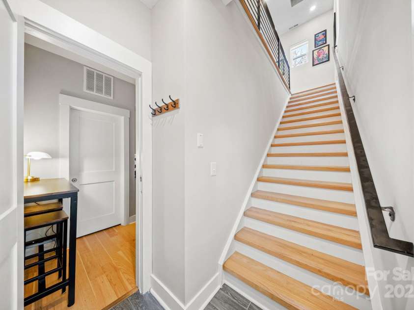1115 Greenleaf Avenue, Charlotte, NC 28202.  MLS# CAR4248840, YatesRealty ID 15173. Main Floor Foyer Interior Entry Studio/Suite