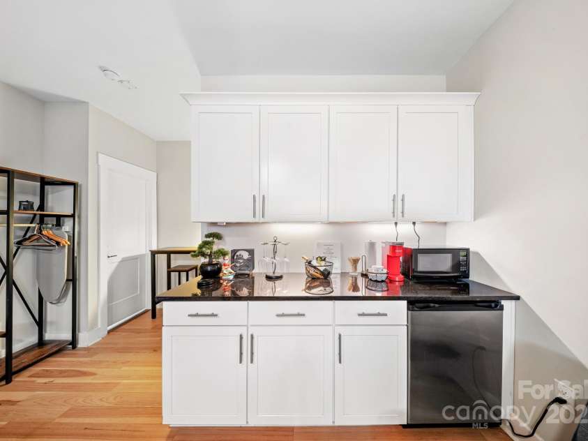 1115 Greenleaf Avenue, Charlotte, NC 28202.  MLS# CAR4248840, YatesRealty ID 15173. Main Floor Studio/Suite