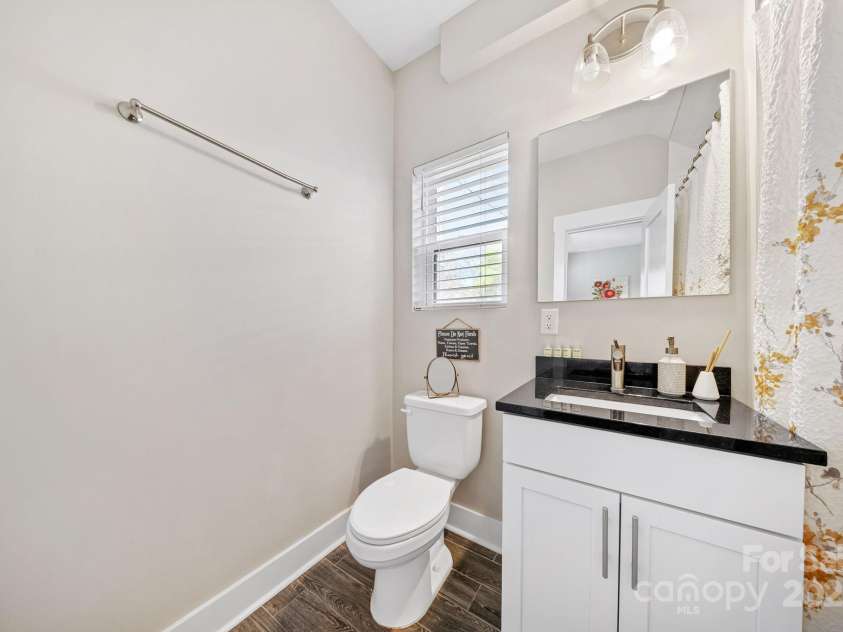 1115 Greenleaf Avenue, Charlotte, NC 28202.  MLS# CAR4248840, YatesRealty ID 15173. Main Floor Studio/Suite Bath