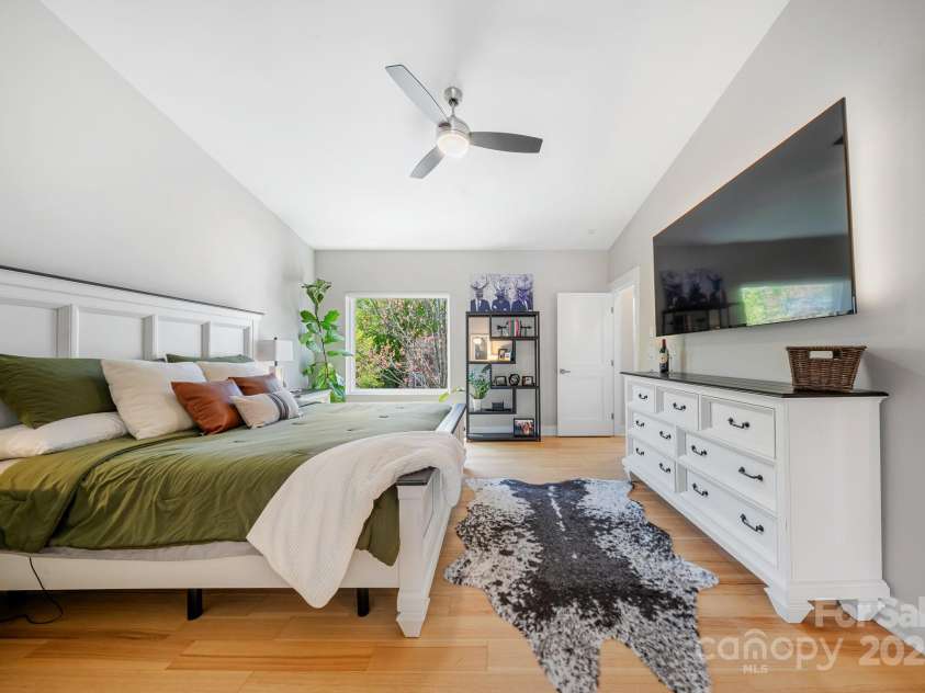 1115 Greenleaf Avenue, Charlotte, NC 28202.  MLS# CAR4248840, YatesRealty ID 15173. Third Flood Primary Bedroom Suite