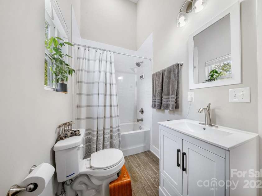 1115 Greenleaf Avenue, Charlotte, NC 28202.  MLS# CAR4248840, YatesRealty ID 15173. Third Floor Primary Suite Bathroom