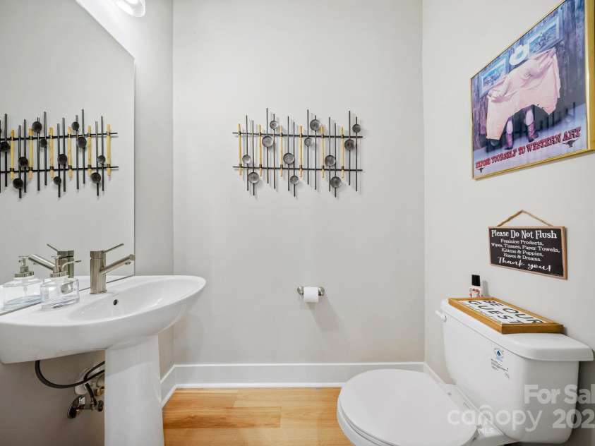 1115 Greenleaf Avenue, Charlotte, NC 28202.  MLS# CAR4248840, YatesRealty ID 15173. Upper Floor Half Bath