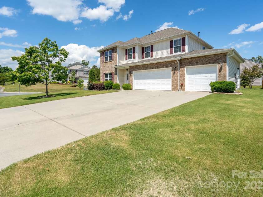 4321 Tucker Chase Drive, Midland, NC 28107.  MLS# CAR4254722, YatesRealty ID 15174. 