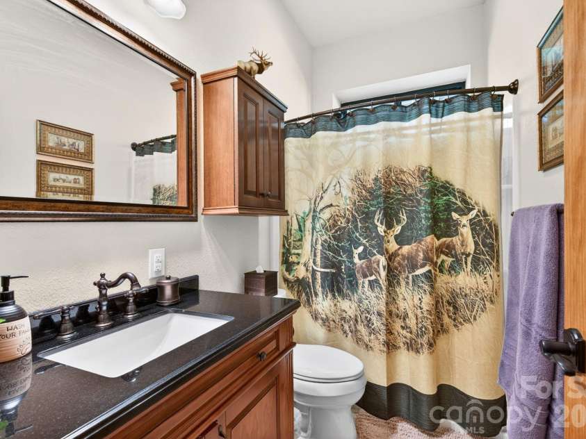 80 Valley View Drive, Marion, NC 28752.  MLS# CAR4365654, YatesRealty ID 15175. Full bathroom #2 located on the mid level.