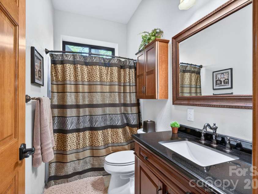 80 Valley View Drive, Marion, NC 28752.  MLS# CAR4365654, YatesRealty ID 15175. Full bathroom #3 located on the mid level.