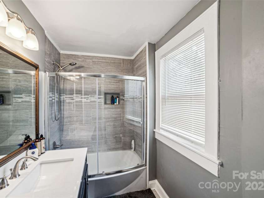 415 Willow Street, Gastonia, NC 28054.  MLS# CAR4204556, YatesRealty ID 15176. Upstairs Bathroom