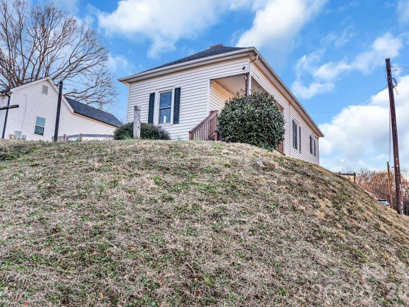 654 Main Street, Concord, NC 28027.  MLS# CAR4351030, YatesRealty ID 15176. 