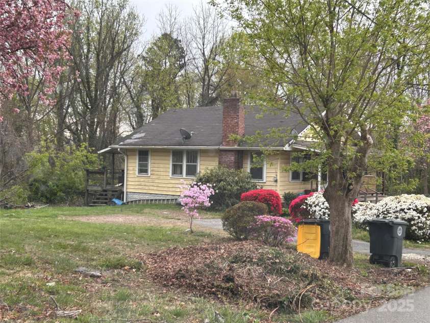 14 Crestfield Avenue, Asheville, NC 28804.  MLS# CAR4252168, YatesRealty ID 15177. 