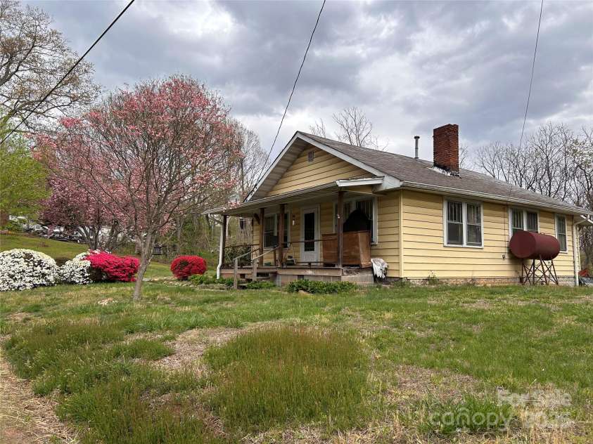 14 Crestfield Avenue, Asheville, NC 28804.  MLS# CAR4252168, YatesRealty ID 15177. 