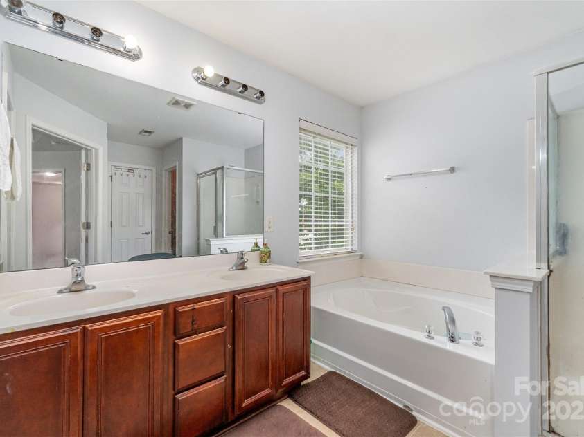 2823 Oakdale Pasture Drive, Charlotte, NC 28216.  MLS# CAR4303288, YatesRealty ID 1518. 