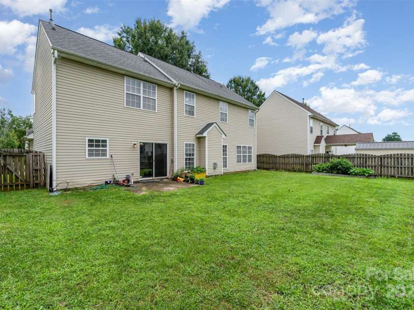 2823 Oakdale Pasture Drive, Charlotte, NC 28216.  MLS# CAR4303288, YatesRealty ID 1518. 