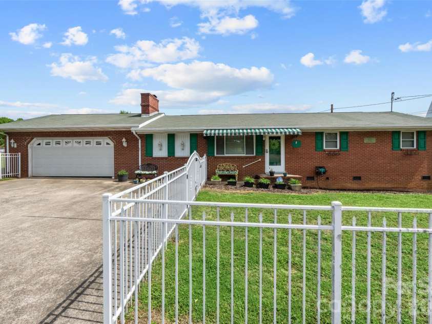 202 Reese Street, Gastonia, NC 28056.  MLS# CAR4367633, YatesRealty ID 15181. 