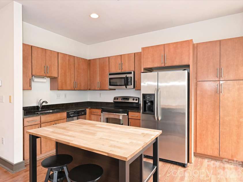 2200 Lyndhurst Avenue, Charlotte, NC 28203.  MLS# CAR4424698, YatesRealty ID 15182. 